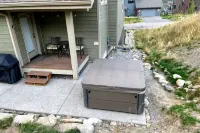 Great location with view and private hot tub!  Well-equipped 3 bedroom.