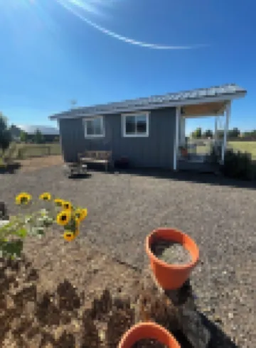 Adorable Tiny house on small farm, fresh eggs and seasonal produce daily .