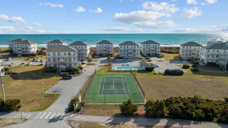 Oceanview, poolside, 2BR/2B condo sleeps 6
