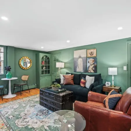 1Br on Salem Common l Steps to Witch Museum and Downtown l Fenced in Yard Отели рядом с достопримечательностью «Музей Пибоди в Эссексе»
