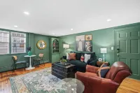 NEW 1BR on Salem Common l Steps to Witch Museum and Downtown l Fenced in Yard