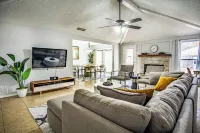 Minutes to Convention center,  family retreat, Pet-Friendly! King bed