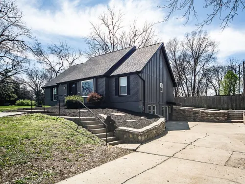 7 Bedroom 5 Bath 4500+ Square foot w/ Pool Table Hotels in Platte Woods