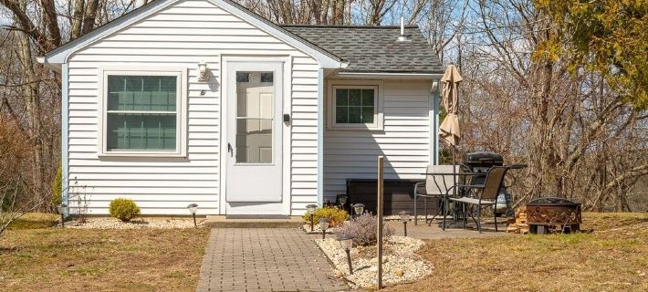 Relaxing Getaway with Town Beach Access Hotéis em Westerly