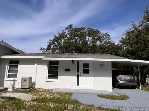 Charming 2-bedroom apartment in fantastic Bradenton with AC, WiFi