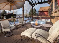 Escape to Modern Mountain Retreat Near Top Ski Resorts w/ Hot Tub!