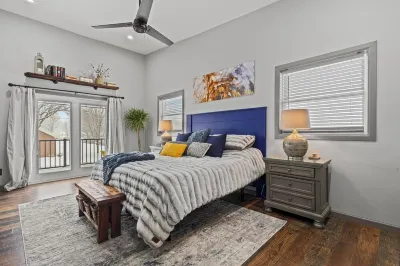 Lambeau Legends I - Brand new 4 bedroom, 2.5 bath 0.3 miles to Lambeau Field! Hotels in 