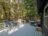 Cozy 2-bedroom cabin located in the heart of the Poconos! Hoteles en Municipio de Penn Forest