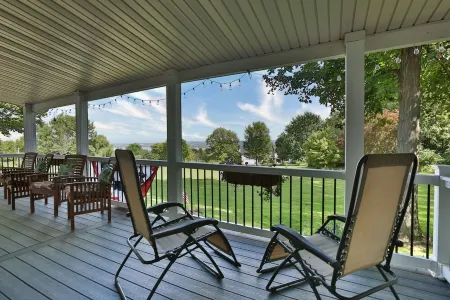 Whole House, Scenic Post and Beam Home Overlooking Canandaigua Lake! Sleeps 10 Отели в г. Канандейгуа