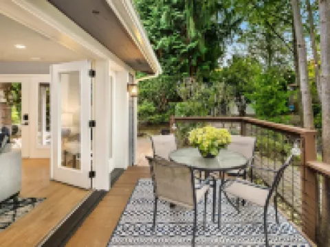 The Cottage at Lake Sammamish, Generator, Dog Friendly, Lake Access Hotels in Sammamish