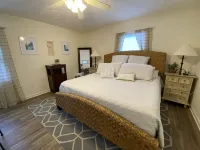 LAKEFRONT HARTWELL! Good dogs welcome! Covered dock, fire pit, kayaks!