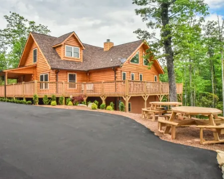 #1 VIEWS BLACK-MT.- LUX LOG ESTATE. / HOT TUB / GAME ROOM / PET FRIENDLY / GATED マクドウェルのホテル