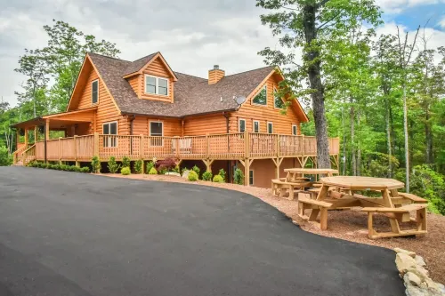 #1 VIEWS BLACK-MT.- LUX LOG ESTATE. / HOT TUB / GAME ROOM / PET FRIENDLY / GATED