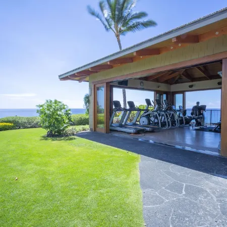 Summer DiscountsLuxurious Oceanfront Unit – Stunning Views & Top-Floor Living!