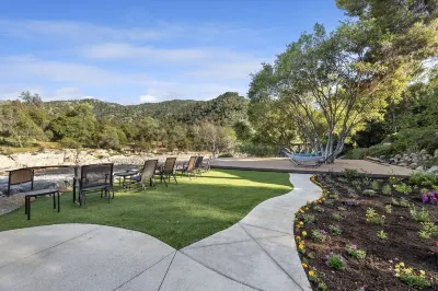 Luxurious riverfront home for large groups, family reunions, yoga retreat & more Các khách sạn gần Lakes Trail in Sequoia National Park