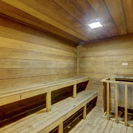 Cozy ski in , heated pool, on golf course, mtn view, tubing, king bed, garage