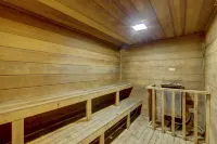 Cozy ski in , heated pool, on golf course, mtn view, tubing, king bed, garage