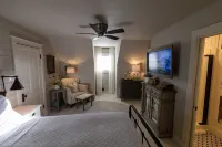 Stunning Vintage Victorian-Era Cottage - Walk to train/river/park/downtown.