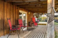 Cozy ranch guest house on 300 acre Ranch, pets okBig Thicket National Preserve 哈丁縣住宿飯店
