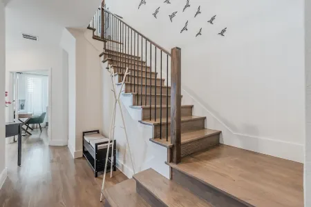 Contemporary Home with Office, Centrally Located Отели рядом с достопримечательностью «TUMI Store - Legacy West»