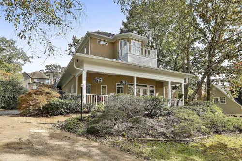 3 Bedroom 2 Bath Cozy & Private Home in Beautiful Peachtree City