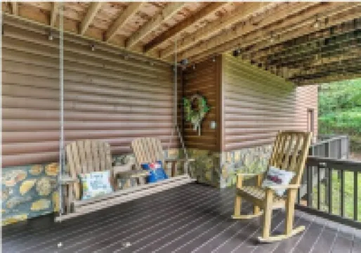 Katahdin Cabin, tranquil n rustic with inside hot tub, close to town! Romantic!