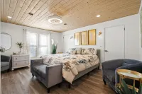 Urban Nest. Luxe Loft Downtown Butler. Walk to dining and Shopping.