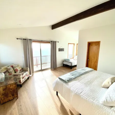 BEACH FRONT Property, 2 King Beds, Pool table, Completely Remodeled Interior!