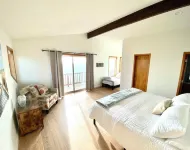 BEACH FRONT Property, 2 King Beds, Pool table, Completely Remodeled Interior!