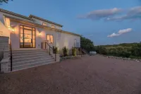 9000 Sqft Estate/Pickleball/Basketball/Pool/HotTub/9 Bdrm/8 Bath/23Beds/Sleeps35 Hôtels à proximité de : Dreamland Dripping Springs