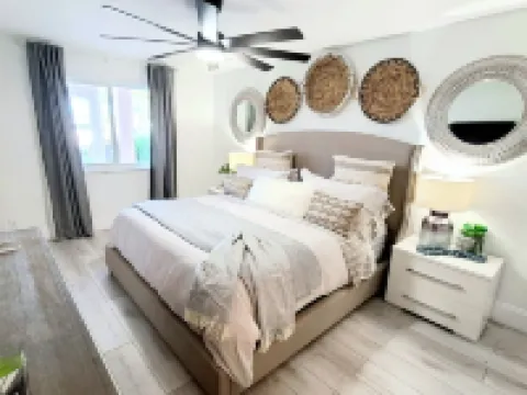 POSHPADZ-Bella Lago-Ground Floor, Walk to Jupiter Beach, Patio with Lake Views Hotels in Jupiter