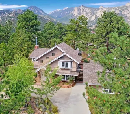 Sunny Mountain Chalet with Views & Chief's Kitchen, River, Hot Tub, Bar, AC, Pet Отели рядом с достопримечательностью «MacGregor Ranch Museum»