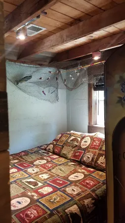 Cute family/ couples cabin with trailer parking and use of our dock in calm cove