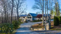 5 STAR, newly renovated, long range mountain view, central to Highlands/Cashiers
