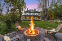Twin Maples Farmhouse-Walk to Dining, Shops & Pubs - 4-Star