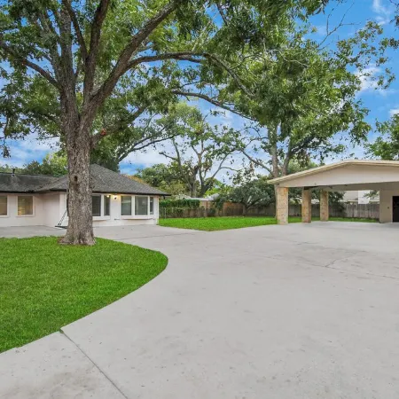 Spacious Modern Cottage Perfect for Families & Pets ~ Gated Parking ~ Sleeps 9+
