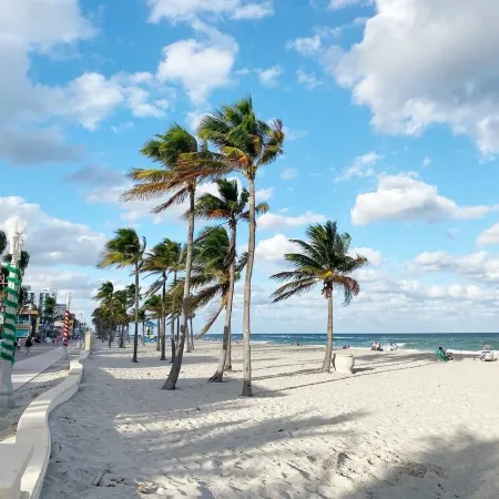 Hollywood Beach Condo. Perfect Spot to enjoy boating South Florida Lifestyle