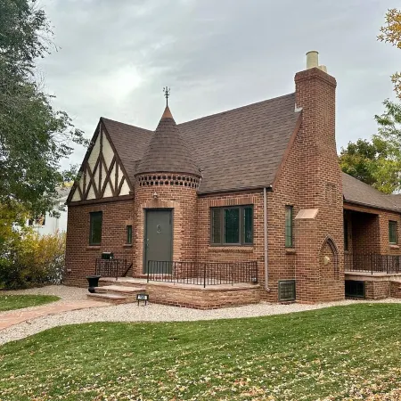 Modern Tree-Street Retreat/Walkable Location