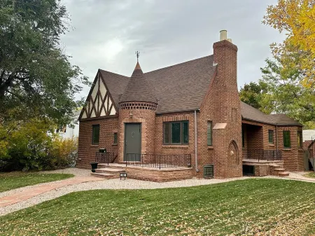 Modern Tree-Street Retreat/Walkable Location