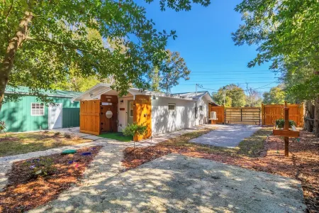 Pelican's Nest: by Downtown /Beach /Airport /Base