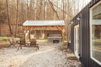 Steel Nest- a charming 2-bedroom container house Rockbridge