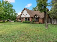 Beautiful Tudor Style home centrally located, and packed with amenities! Hotels in Belton