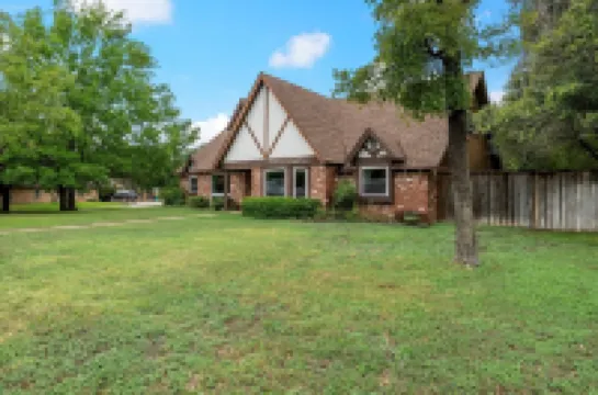 Beautiful Tudor Style home centrally located, and packed with amenities!