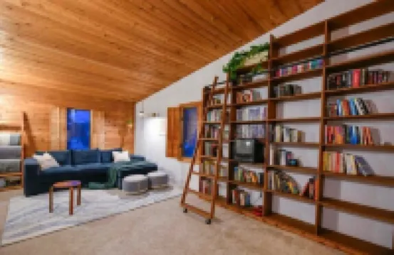 Cozy and Artistic Space with a library and a Floating Net