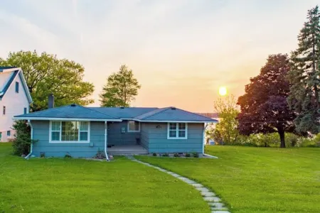 Quiet/charming 2-bedroom Sunset-Lake view cottage lovely Seneca lake, wine trail