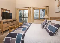 Spacious 3-bedroom penthouse condo, walk or ski to lifts, village and hot tub!