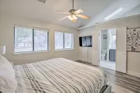 Tulane Modern Richardson Retreat w/ Pool & Indoor Hot Tub! - Bungalows