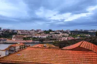 Charming Porto Apartment with City and River Views  호텔