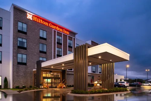Hilton Garden Inn Gallatin فنادق في Gallatin