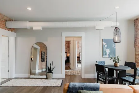 The Eleanor- Modern Downtown 2 Bedroom Apartment Отели рядом с достопримечательностью «Адена Стейт Мемориал»